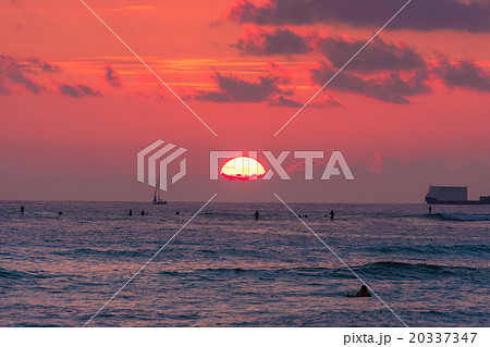 【ハワイ】ワイキキビーチからから眺める夕暮れ 20337347