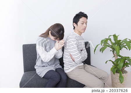 喧嘩する若い男女 喧嘩する若い男女 20337626