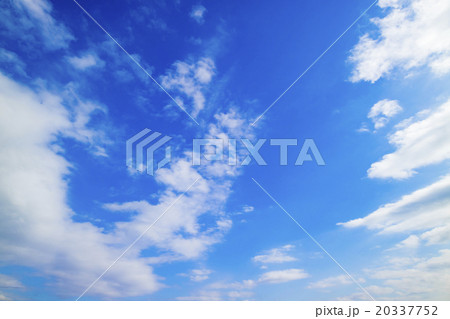 青空 空 雲 冬の空 背景 背景素材 12月の写真素材