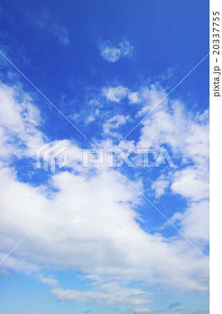 青空 空 雲 冬の空 背景 背景素材 12月の写真素材