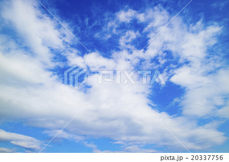 青空 空 雲 冬の空 背景 背景素材 12月の写真素材