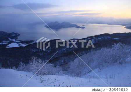 夜明けの洞爺湖 20342819