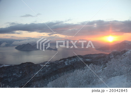 夜明けの洞爺湖 20342845