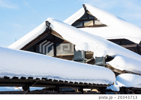 雪をかぶった日本家屋の写真素材 [20343713] - PIXTA
