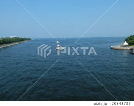 海を渡る遊覧船 20343732