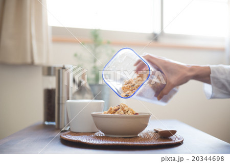 シリアルで朝食 シリアルで朝食 20344698
