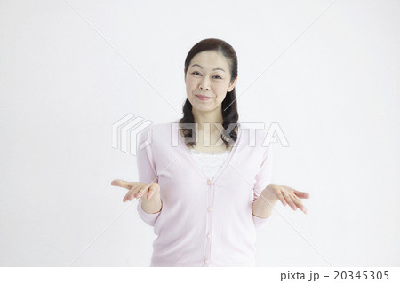 ４０代女性爽やか問いかけ自然光ポートレイト 20345305