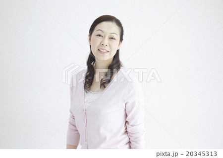 ４０代女性爽やか笑顔自然光ポートレイト 20345313
