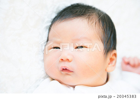 生後４日目 赤ちゃん 女の子の写真素材 3453