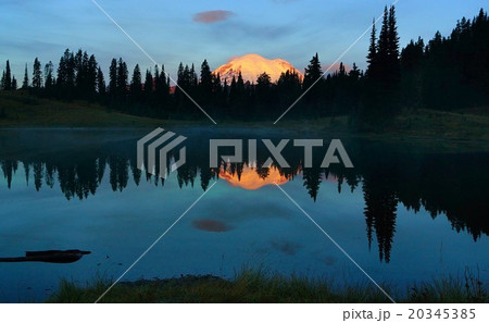 朝陽に輝くマウント・レイニエー アメリカ ワシントン州 朝陽に輝くマウント・レイニエー アメリカ ワシントン州 20345385