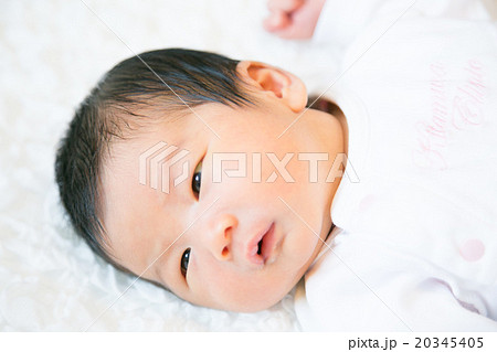 生後４日目 赤ちゃん 女の子の写真素材