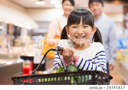 スーパーの買い物かごを持つ女の子の写真素材 3457