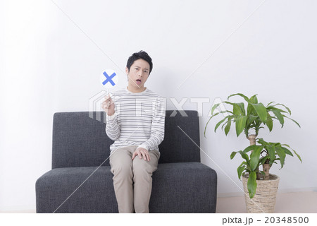 バツ印を出す若い男性 20348500
