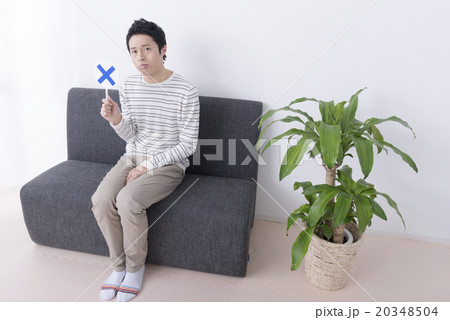 バツ印を出す若い男性 20348504