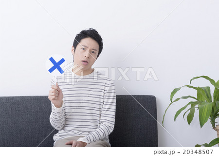 バツ印を出す若い男性 20348507