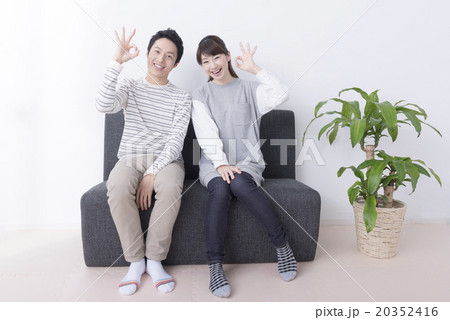 オッケーサインを出す若い男女 オッケーサインを出す若い男女 20352416