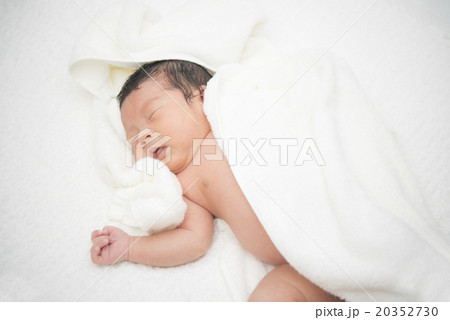 タオルにくるまれて眠る赤ちゃん 20352730