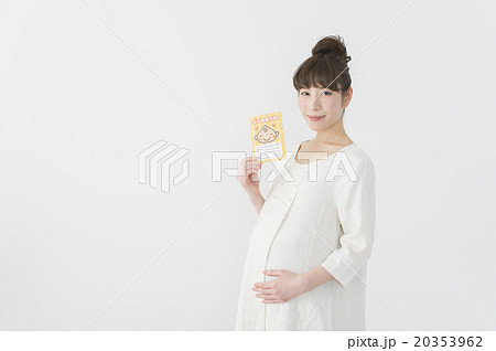 妊婦と母子手帳 20353962