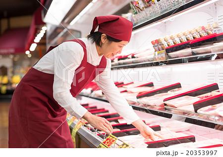 スーパーで働くパートの女性 20353997