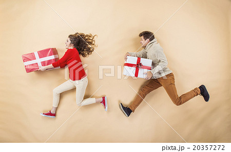 Young couple with Christmas presents 20357272