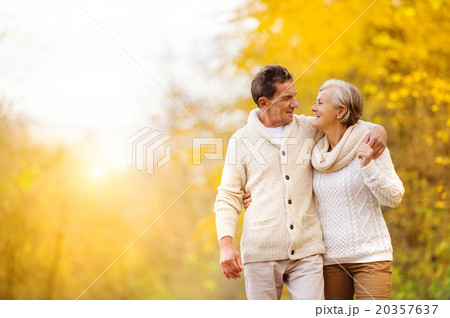 Active seniors walk in nature 20357637