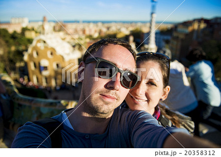 Tourist couple in the city 20358312