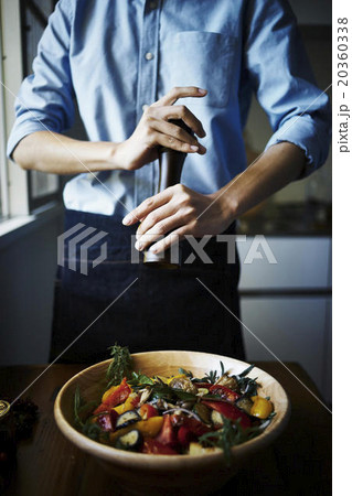 料理をする男性 20360338