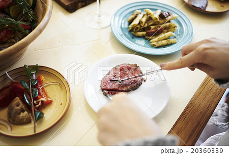 ローストビーフを切り分ける男性 20360339
