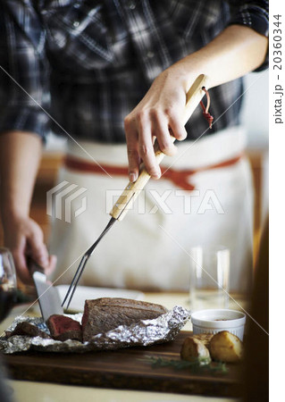 ローストビーフを切り分ける男性 ローストビーフを切り分ける男性 20360344