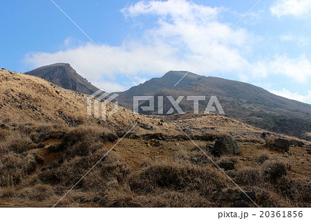 青空と韓国岳・硫黄山 20361856