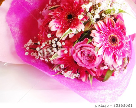 白背景の豪華な花束 20363031