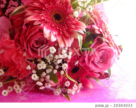 白背景の豪華な花束 20363033