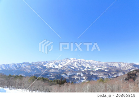 雪山と青空（岐阜県ひるがの高原） 20365819