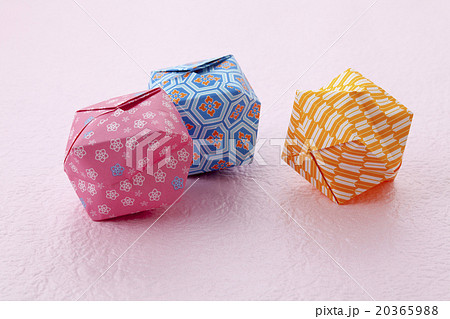 折り紙紙風船３個白バック横位置ころり中心の写真素材 3659