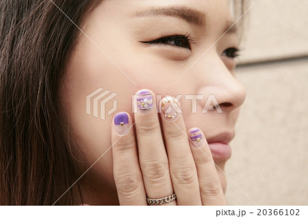 紫色のネイルをした女性の手と横顔 紫色のネイルをした女性の手と横顔 20366102