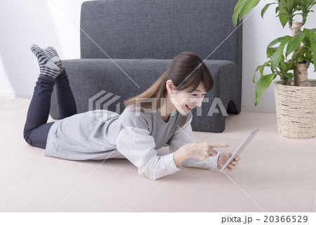 タブレット操作する若い女性 タブレット操作する若い女性 20366529
