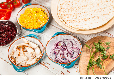 Tortilla with a mix of ingredients 20370953