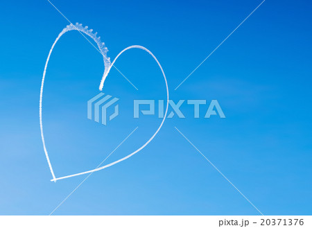 Romantic heart written by an aircraft in the sky 20371376