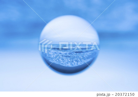 球に写る海 20372150