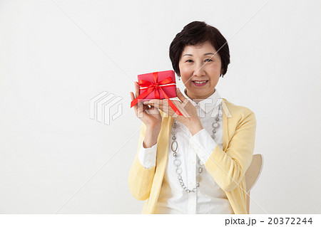 ミドル女性 贈り物 母の日 還暦祝いの写真素材