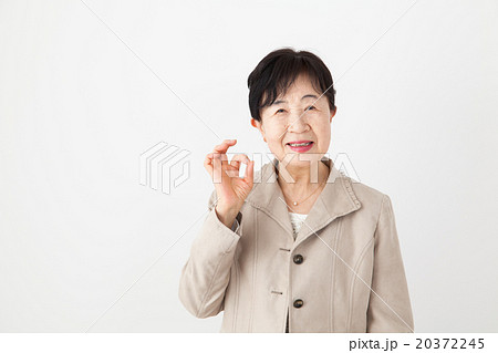 シニア女性　OKサイン　ポーズ 20372245