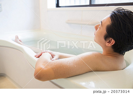 入浴する若い男性 20373014
