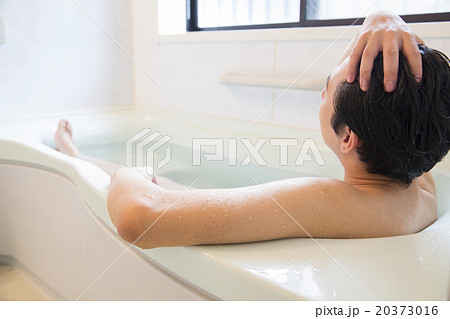 入浴する若い男性 20373016