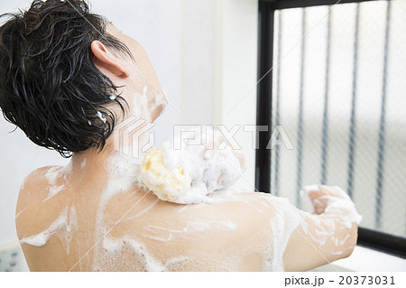 体を洗う若い男性 20373031