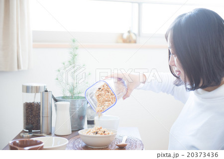 シリアルを食べる女性 シリアルを食べる女性 20373436