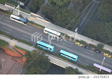 道路の路肩に駐車する観光バスの画像(写真) 道路の路肩に駐車する観光バスの画像(写真) 20376853