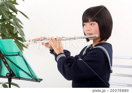 フルートを演奏する中学生の写真素材 3760