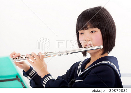 フルートを演奏する中学生の写真素材 3768