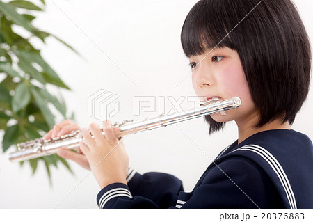フルートを演奏する中学生の写真素材 3768