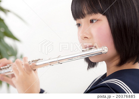 フルートを演奏する中学生の写真素材 3765